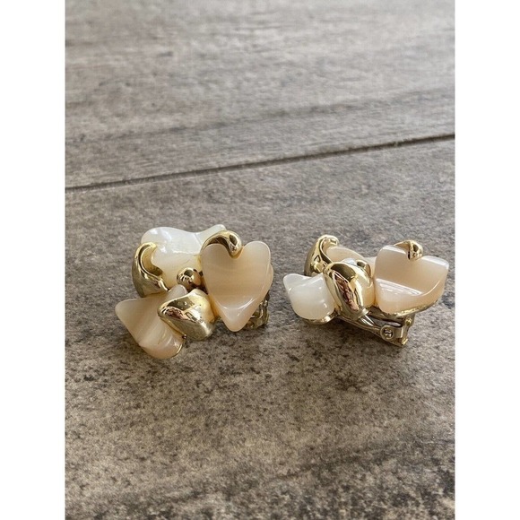 Claudette Vintage Pearl and Beige Moon Glow thermoset clip ons Brooch Set - Picture 9 of 11